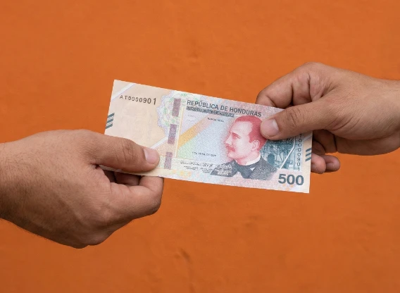 Persona entregando dinero en efectivo